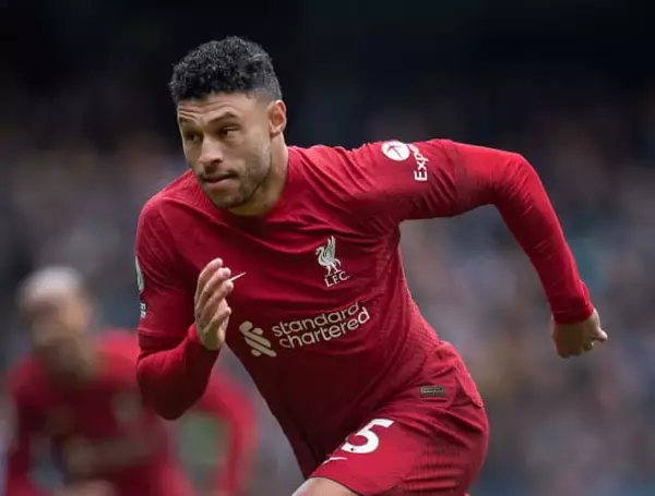 リヴァプールを退団した元イングランド代表MFをめぐる三つ巴の争奪戦か　O・チェンバレンの新チーム選びに注目が集まる