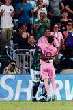 「「この抱擁はあなたのため」　試合中に相手DFがメッシを抱きしめる　父を亡くした4日後の復帰戦で生まれた感動の瞬間が話題に……「誰もが今、メッシを抱きしめたい」」の画像1