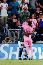 「この抱擁はあなたのため」　試合中に相手DFがメッシを抱きしめる　父を亡くした4日後の復帰戦で生まれた感動の瞬間が話題に……「誰もが今、メッシを抱きしめたい」