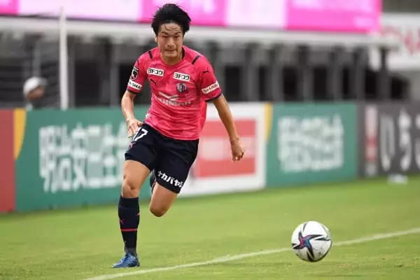 ベルギーでも通用した坂元達裕の“伝家の宝刀”　切れ味抜群の武器とともにデビュー戦で輝く