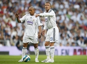 ジダンでもロナウジーニョでもない!?　R・カルロスが“最高のチームメイト”に選んだのは……　「ベッカムはチームのために存在した。チームが必要とするすべてを彼はやってくれた」