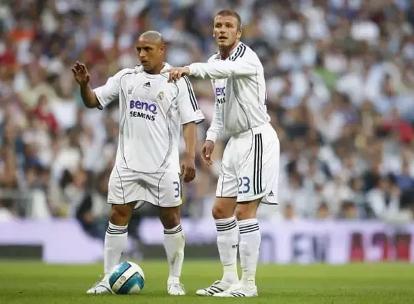 ジダンでもロナウジーニョでもない!?　R・カルロスが“最高のチームメイト”に選んだのは……　「ベッカムはチームのために存在した。チームが必要とするすべてを彼はやってくれた」