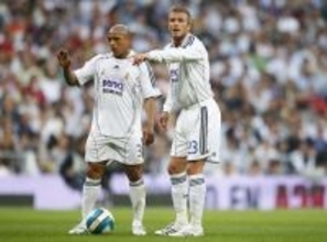 ジダンでもロナウジーニョでもない!?　R・カルロスが“最高のチームメイト”に選んだのは……　「ベッカムはチームのために存在した。チームが必要とするすべてを彼はやってくれた」