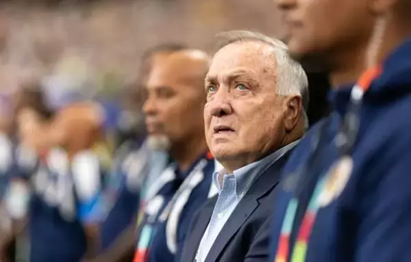国歌が流れるなかで涙のキュラソー代表指揮官が快挙　78歳でワールドカップ史上最年長監督に