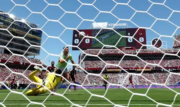 FIFAは本当に半自動判定を導入したの!?　なぜ見せないのかと英レジェンドが疑問