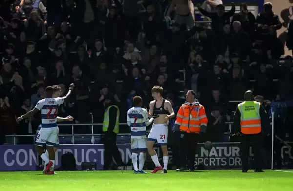 一歩間違えば放送事故？　ゴールを決めた選手がシャツを脱ぐと、なぜか味方がズボンまで下ろす驚きの行動に「彼がパンツを履いていて本当に良かった」