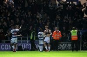 一歩間違えば放送事故？　ゴールを決めた選手がシャツを脱ぐと、なぜか味方がズボンまで下ろす驚きの行動に「彼がパンツを履いていて本当に良かった」