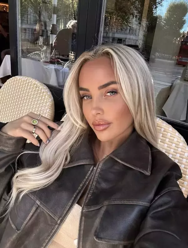 コール・パルマーに新恋人発覚！　クリスマスの遊園地で巨大なクマのぬいぐるみをプレゼント