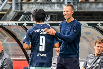 「少なくとも日本のユニフォームを着て応援するサポーターが1人ここにいる」ファン・ペルシ監督が交わした上田&渡辺とのある約束