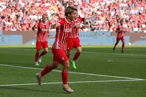 首位浮上貢献の堂安律が“2度目のブンデスベストイレブン”に選出　今季2ゴール目を記録しフライブルクの得点源に