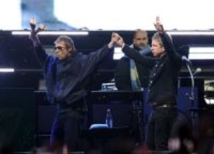 オアシスのギャラガー兄弟、カラバオ杯決勝で久々に揃ってスタジアムに　再結成後では初