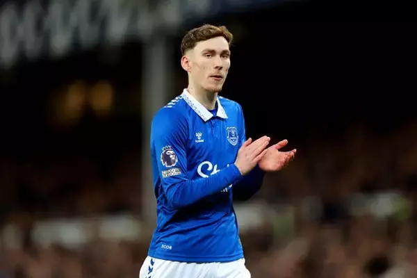 マンU、下部組織出身のエヴァートンMFを呼び戻しを画策？　本命よりも安価で獲得可能