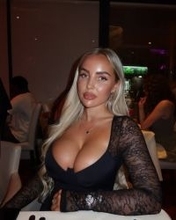 コール・パーマーの恋人が大胆な装いで視線を独占　ファンからは「黄金の女神」「完全に心を奪われた」と称賛の声