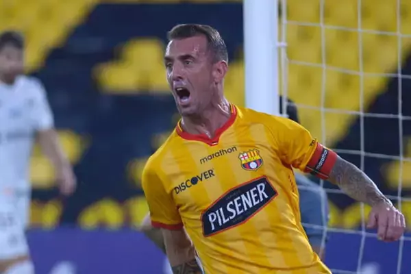 入団発表でサイン入りボールをサポーターへ蹴ろうとしてカメラマン直撃の大失敗　エクアドルのベテランMFのちょっと恥ずかしいシーンが話題に