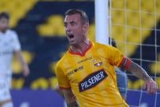 入団発表でサイン入りボールをサポーターへ蹴ろうとしてカメラマン直撃の大失敗　エクアドルのベテランMFのちょっと恥ずかしいシーンが話題に