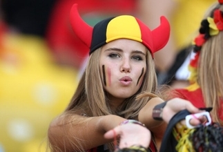 W杯では個性豊かなサポーターたちにも注目　2014W杯では“最もセクシーなサポーター”と呼ばれたベルギー人女性が化粧品会社と契約することに