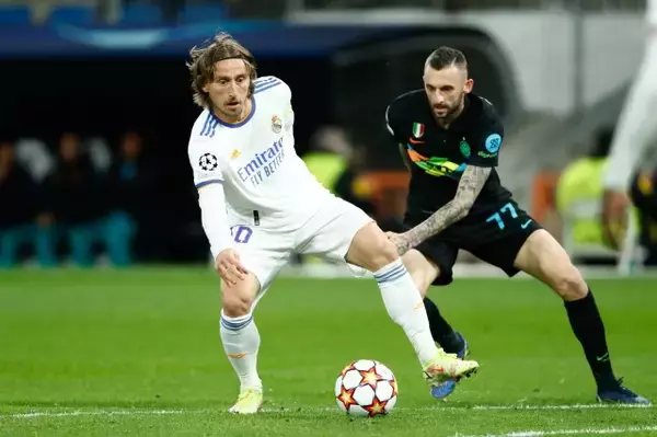 「［CL激闘必至の3番勝負 01］欧州随一の選手層を誇る両チーム　銀河系軍団の称号にふさわしいのはどっちだ？」の画像