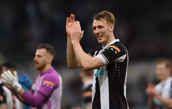 プレミア最高の補強候補に“2m1cmの大男”の名前が　デカいだけじゃなかったニューカッスルを後方から支える屋台骨