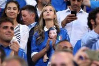 “世界でもっとも美しいWAGS” ペッレの元妻ヴィクトリアさん、ノーブラルックでファンを魅了