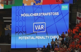 「VARが主役ではない」　UEFA審判トップが大胆方針「これはサッカーであってプレイステーションではない」