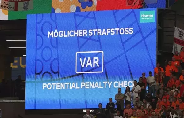 「VARが主役ではない」　UEFA審判トップが大胆方針「これはサッカーであってプレイステーションではない」