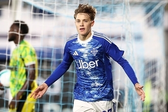 大先輩のモラタとSwitchを使って仲良しに？　FCコモでブレイクする19歳のスペイン人FWにとってモラタは「ほとんど父親」