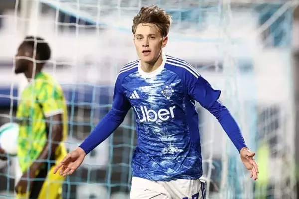 大先輩のモラタとSwitchを使って仲良しに？　FCコモでブレイクする19歳のスペイン人FWにとってモラタは「ほとんど父親」