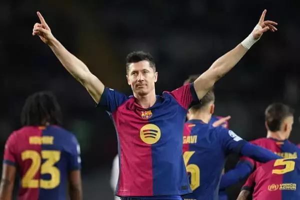 8月で38歳となるレヴァンドフスキに新契約提示？　バルセロナはベテランFWの残留を希望も減俸が条件に