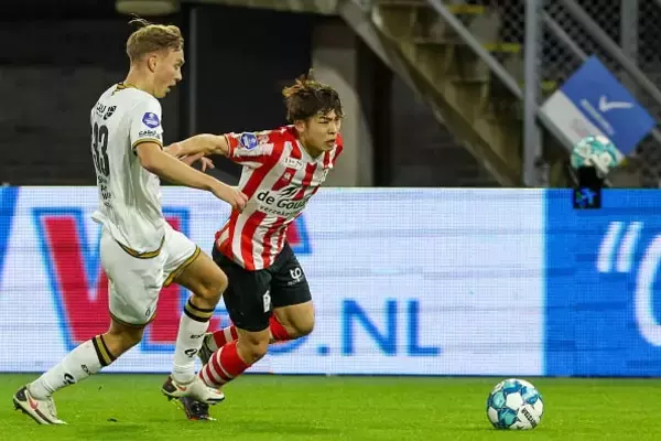 オランダで成長を続ける若きストライカー　今季初得点を挙げた男はパリ五輪世代の中心となれるか