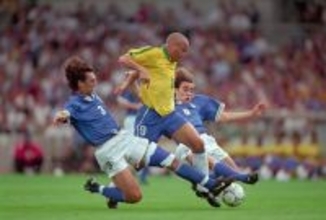 あのマルディーニが怖がっていた数少ないFWの1人　デサイーが語る元祖怪物の脅威「抜かれたらもう彼の背中しか見えなくなると」