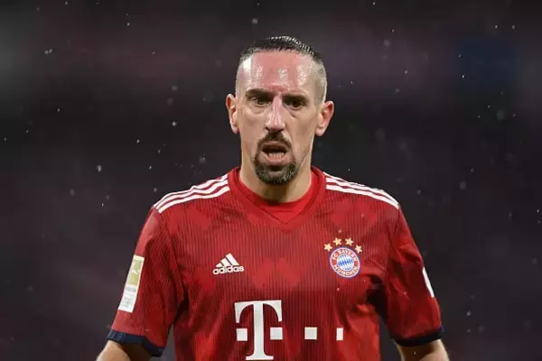 まさかチャリティーマッチでダイブするとは　分かりやすいPK狙いのダイブを試みたリベリにファンも沸く