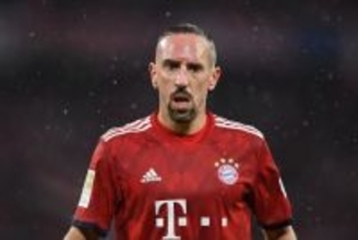 まさかチャリティーマッチでダイブするとは　分かりやすいPK狙いのダイブを試みたリベリにファンも沸く