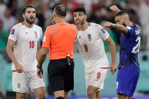 イランに最後PKはあったのか　プレイを止めてまでVAR要求した姿には賛否も