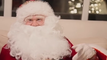このサンタは誰!?　プレミアのスターがサンタに扮し子供たちは大騒ぎ、“スカンジナビア訛り”で正体バレる