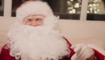 このサンタは誰!?　プレミアのスターがサンタに扮し子供たちは大騒ぎ、“スカンジナビア訛り”で正体バレる