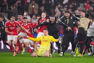 「史上最大のジャイアントキリングだ！」「もうスペシャル・ワンを疑うな！」　98分に守護神トルビンが奇跡の決勝弾　ベンフィカがレアルを沈めプレイオフ進出へ導く執念の一撃