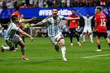 「［W杯マッチ95］メッシも涙する劇的決着　王者アルゼンチンが2点差をひっくり返す勝負強さ見せてベスト8へ」の画像1
