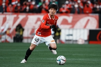 怪我から復帰した浦和の舵取り役　存在感抜群の平野佑一が中盤を支配する