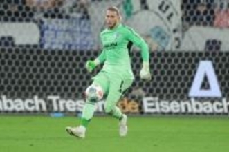 このままシャルケと共にブンデスリーガ1部の舞台へ？　今季2部でシャルケを支え続けた守護神カリウスの来季は「契約はまだ1年残っている」