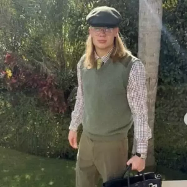 世界が恐怖するストライカーに見えない？　「社会科の先生みたい」と言われたハーランドのファッションが話題に