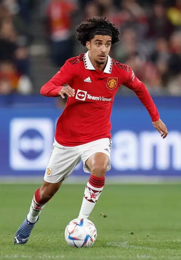 マンUはジダン・イクバルをローンで出すべきか否か　テン・ハーグが積極起用する中盤の19歳