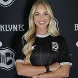「現女子サッカー界でNo.1級に美しいとSNSでは大人気も…… 肝心のプレイはFWなのに3年間ノーゴールのに厳しい声「写真撮影のことばかりに気が向いて」」の画像1