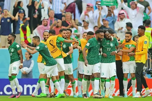 ジダンの頭突き、神の手ゴールにも負けぬ“W杯史上最大級”サプライズ？　サウジのミラクル勝利に世界が大興奮