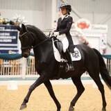 「イングランドの快速FWオーウェンの娘が騎手としてレースに参戦　チャリティーレースへの出走に注目集まる」の画像1