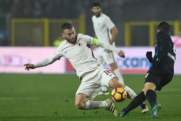 「吠える、報復、飛び蹴りも！　守備的MF”最恐の闘犬”は誰だ!?」の画像