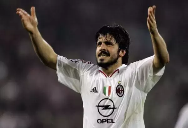 「吠える、報復、飛び蹴りも！　守備的MF”最恐の闘犬”は誰だ!?」の画像