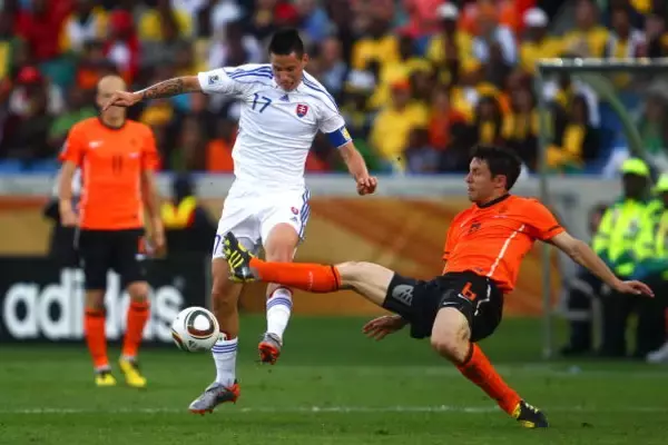 「吠える、報復、飛び蹴りも！　守備的MF”最恐の闘犬”は誰だ!?」の画像