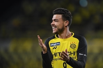 乗せるのはスパイクじゃないの!?　J2で予想を裏切るゴールパフォ生まれる［映像アリ］