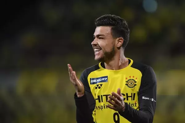 乗せるのはスパイクじゃないの!?　J2で予想を裏切るゴールパフォ生まれる［映像アリ］