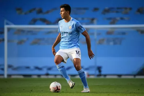 フェルナンジーニョの後継者は簡単に見つからない　24歳MFの守備に厳しい指摘